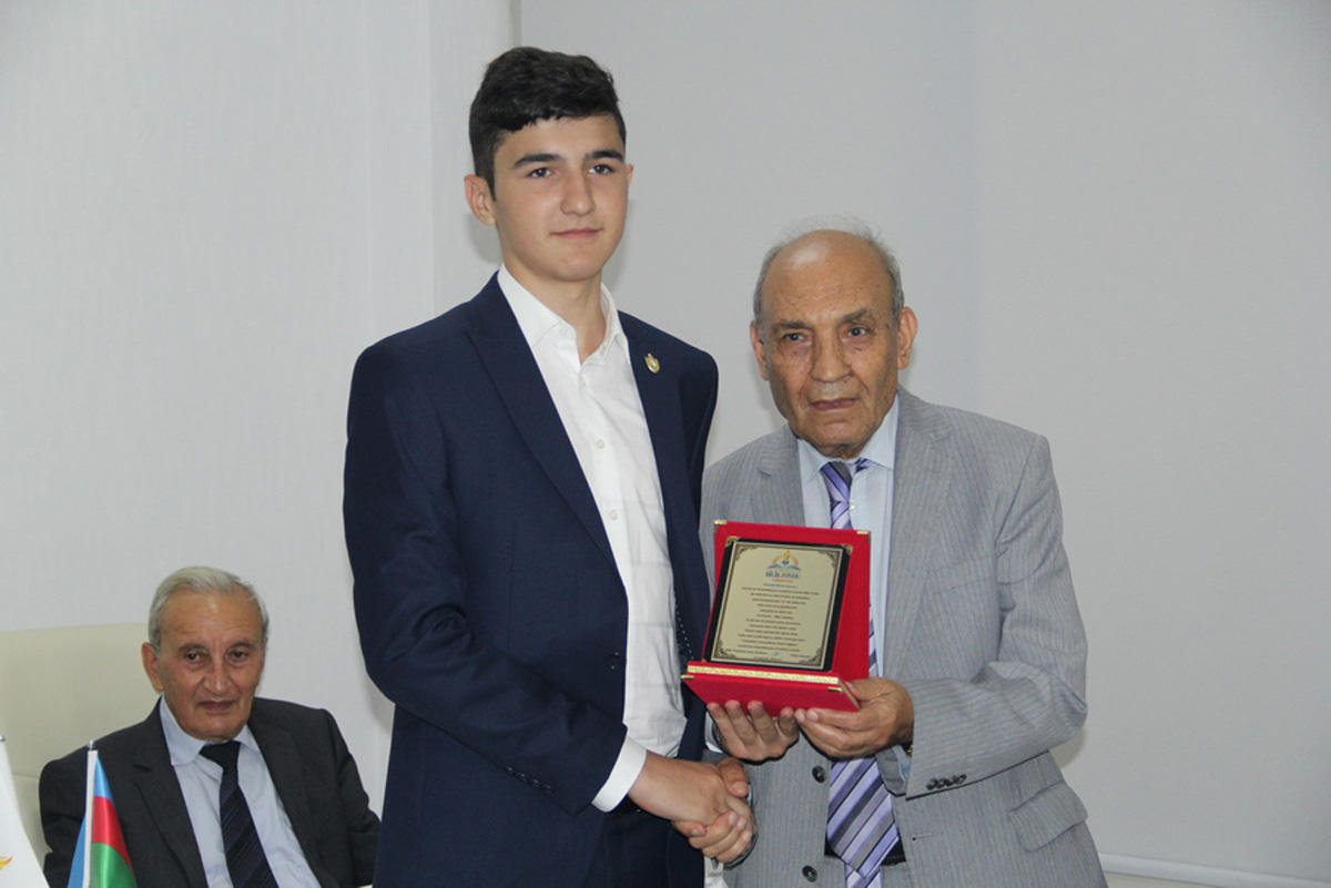 700 bal toplamış abituriyentlər alimlərlə görüşüb (FOTO)