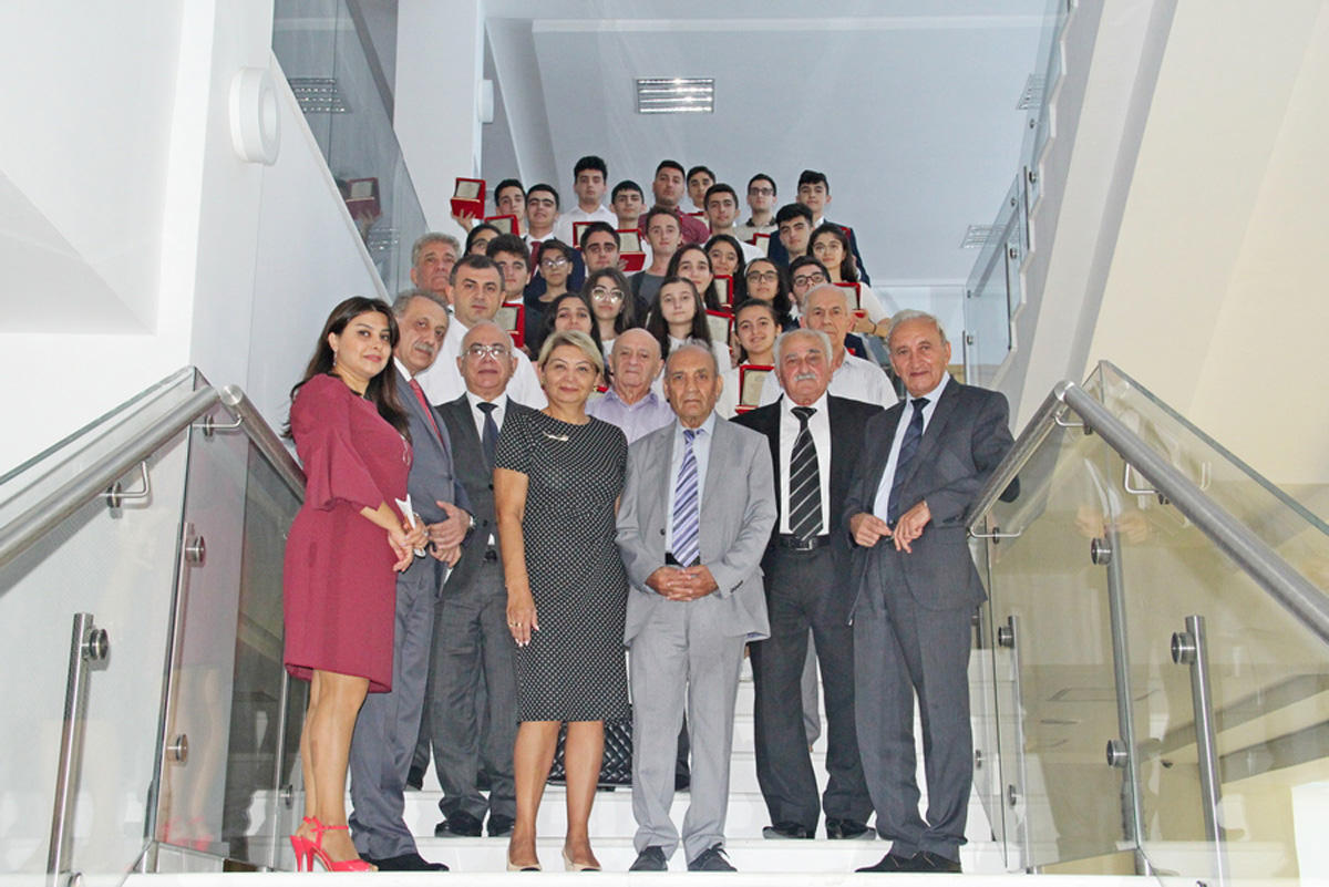 700 bal toplamış abituriyentlər alimlərlə görüşüb (FOTO)