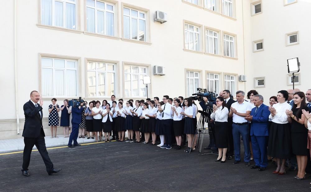 Prezident İlham Əliyev Maştağada 28 nömrəli tam orta məktəbin açılışında iştirak edib (FOTO) (YENİLƏNİB-2)