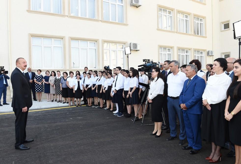 Prezident İlham Əliyev Maştağada 28 nömrəli tam orta məktəbin açılışında iştirak edib (FOTO) (YENİLƏNİB-2)