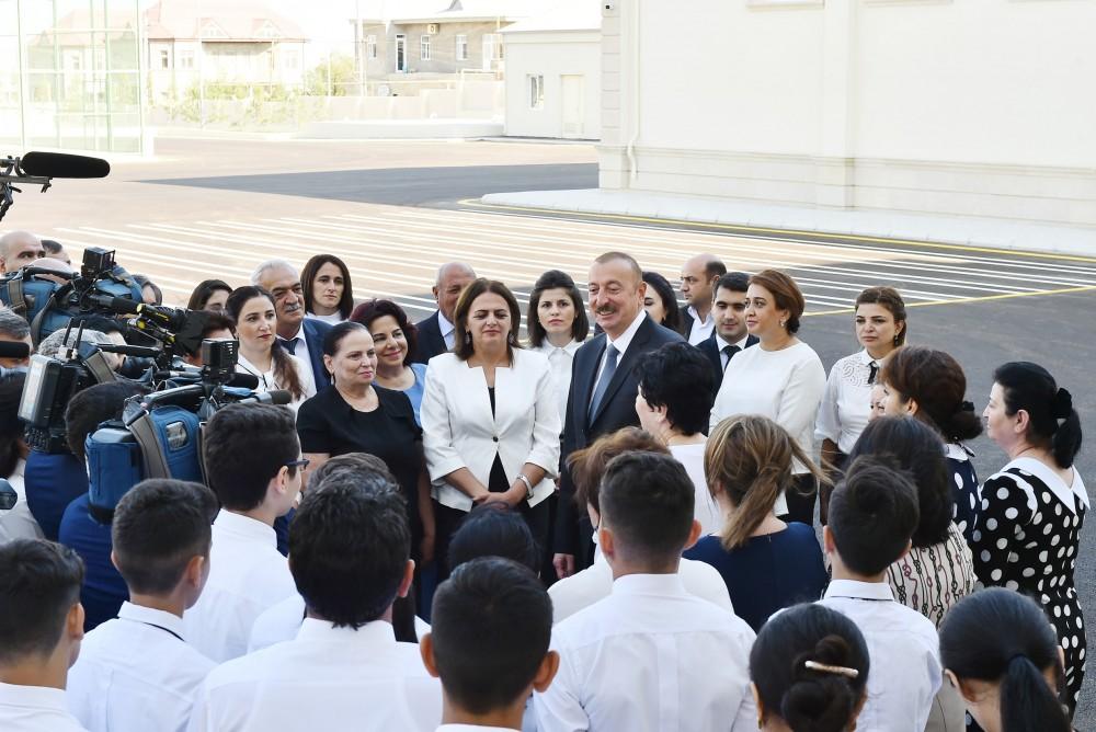 Prezident İlham Əliyev Maştağada 28 nömrəli tam orta məktəbin açılışında iştirak edib (FOTO) (YENİLƏNİB-2)