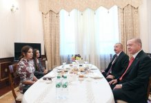 Prezident İlham Əliyev, Prezident Rəcəb Tayyib Ərdoğan və birinci xanım Mehriban Əliyeva Bakının azad edilməsinin 100 illiyinə həsr olunmuş paradda iştirak ediblər (FOTO) (YENİLƏNİB-7)