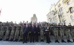 Azərbaycan və Türkiyə prezidentləri parad iştirakçıları ilə xatirə şəkilləri çəkdiriblər (FOTO)