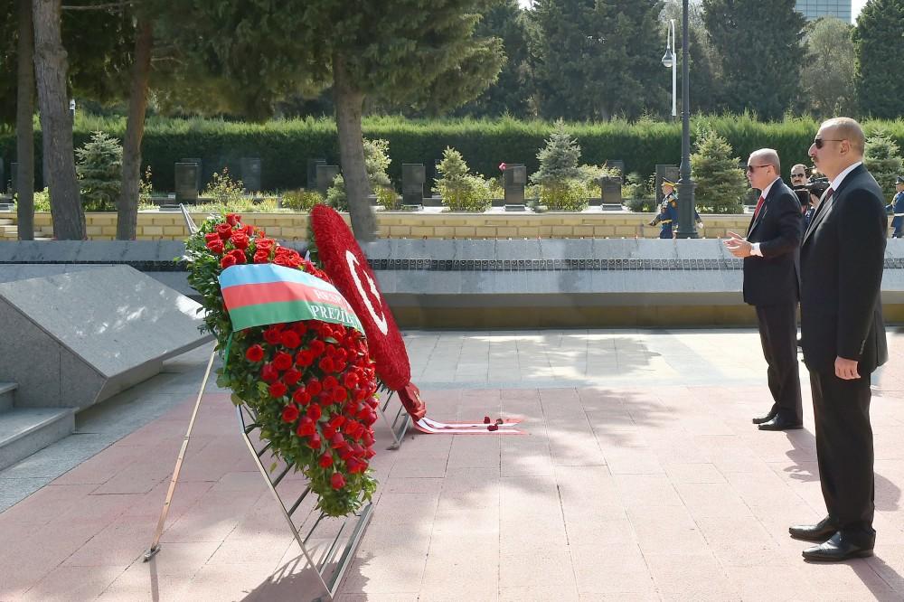 Azərbaycan və Türkiyə prezidentləri Şəhidlər xiyabanını ziyarət ediblər (FOTO)