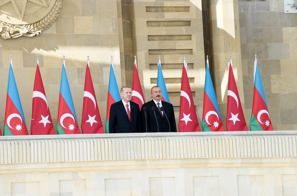 Prezident İlham Əliyev, Prezident Rəcəb Tayyib Ərdoğan və birinci xanım Mehriban Əliyeva Bakının azad edilməsinin 100 illiyinə həsr olunmuş paradda iştirak ediblər (FOTO) (YENİLƏNİB-7)