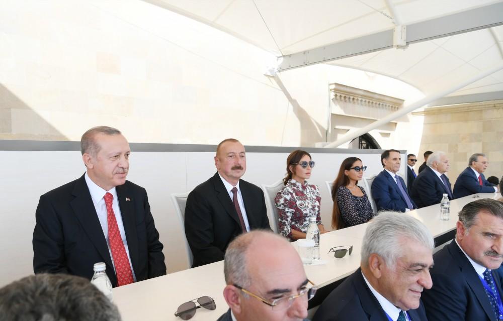 Prezident İlham Əliyev, Prezident Rəcəb Tayyib Ərdoğan və birinci xanım Mehriban Əliyeva Bakının azad edilməsinin 100 illiyinə həsr olunmuş paradda iştirak ediblər (FOTO) (YENİLƏNİB-7)