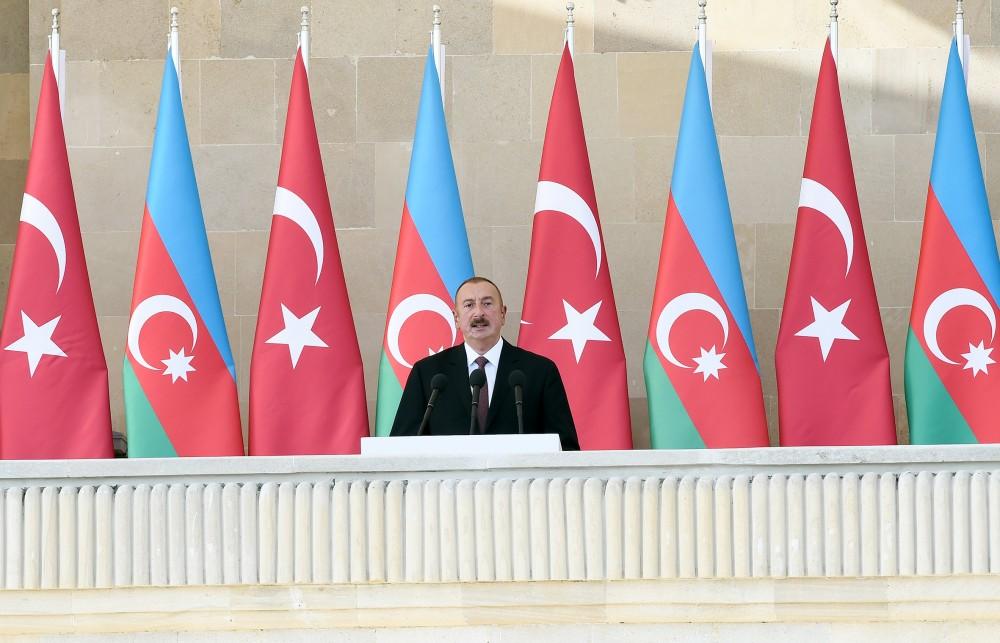 Prezident İlham Əliyev, Prezident Rəcəb Tayyib Ərdoğan və birinci xanım Mehriban Əliyeva Bakının azad edilməsinin 100 illiyinə həsr olunmuş paradda iştirak ediblər (FOTO) (YENİLƏNİB-7)