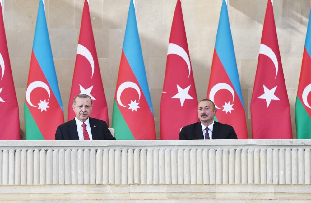 Prezident İlham Əliyev, Prezident Rəcəb Tayyib Ərdoğan və birinci xanım Mehriban Əliyeva Bakının azad edilməsinin 100 illiyinə həsr olunmuş paradda iştirak ediblər (FOTO) (YENİLƏNİB-7)