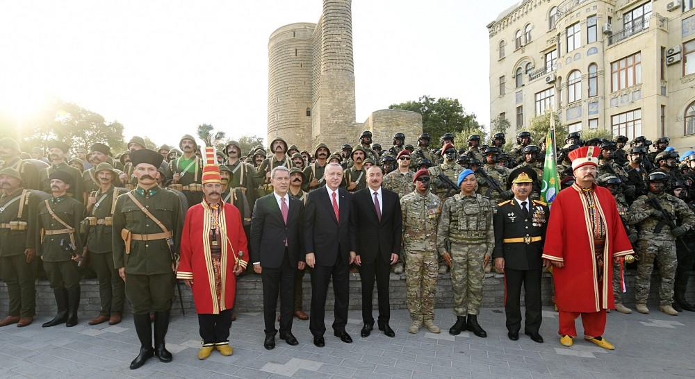 Azərbaycan və Türkiyə prezidentləri parad iştirakçıları ilə xatirə şəkilləri çəkdiriblər (FOTO)