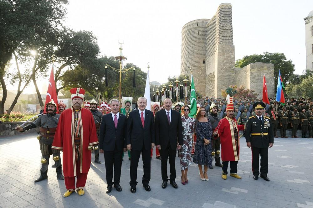 Azərbaycan və Türkiyə prezidentləri parad iştirakçıları ilə xatirə şəkilləri çəkdiriblər (FOTO)
