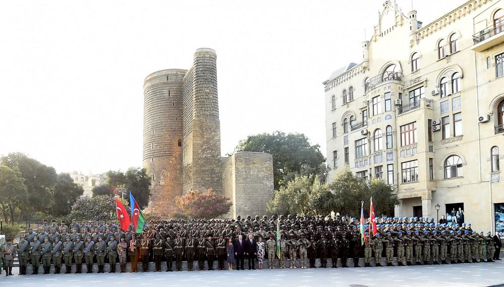 Azərbaycan və Türkiyə prezidentləri parad iştirakçıları ilə xatirə şəkilləri çəkdiriblər (FOTO)