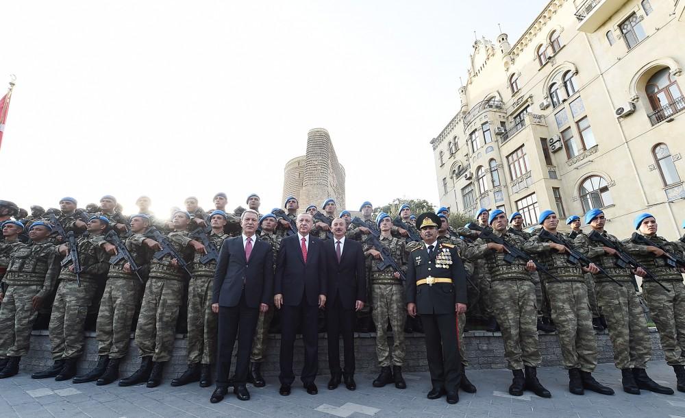 Azərbaycan və Türkiyə prezidentləri parad iştirakçıları ilə xatirə şəkilləri çəkdiriblər (FOTO)