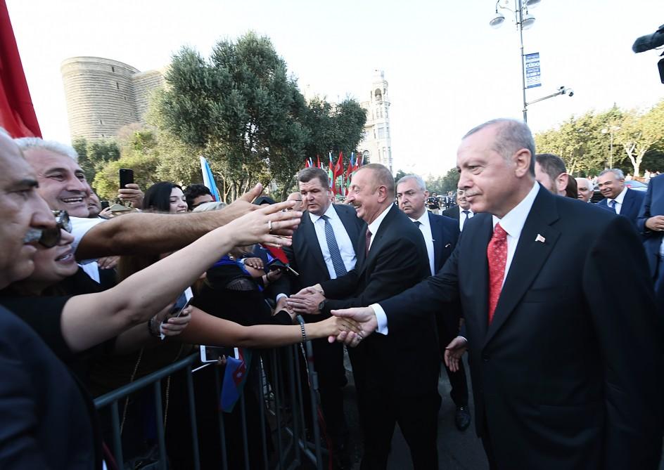 Azərbaycan və Türkiyə prezidentləri parad iştirakçıları ilə xatirə şəkilləri çəkdiriblər (FOTO)