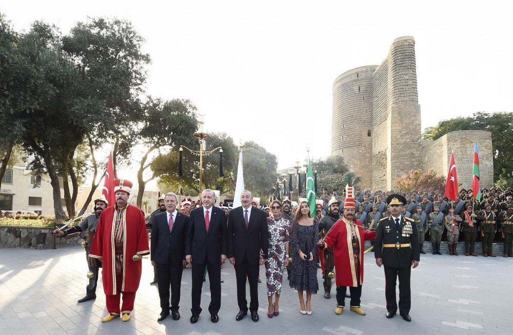 Azərbaycan və Türkiyə prezidentləri parad iştirakçıları ilə xatirə şəkilləri çəkdiriblər (FOTO)