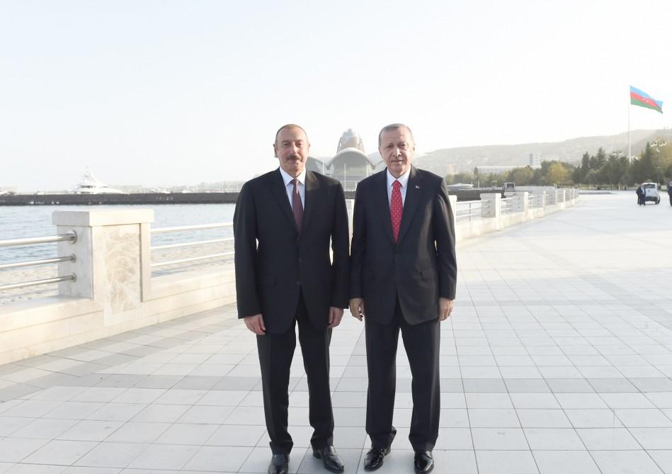 Azərbaycan və Türkiyə prezidentləri parad iştirakçıları ilə xatirə şəkilləri çəkdiriblər (FOTO)