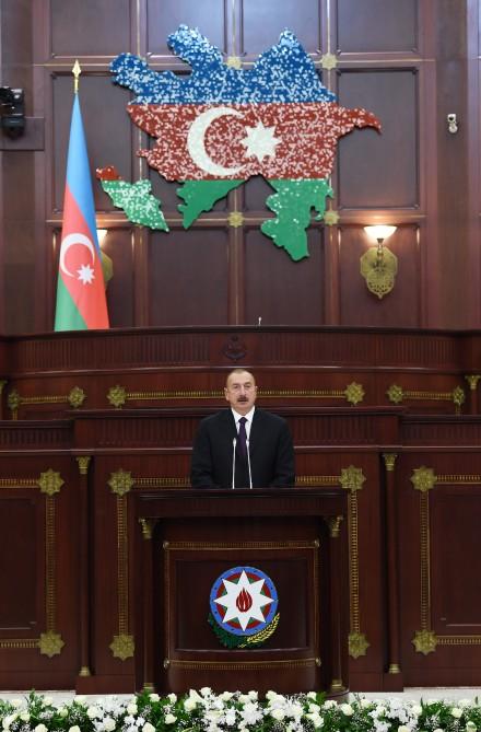 Prezident İlham Əliyev Milli Məclisdə Azərbaycan parlamentinin 100 illiyi münasibətilə təntənəli iclasda iştirak edib (YENİLƏNİB-4) (FOTO)