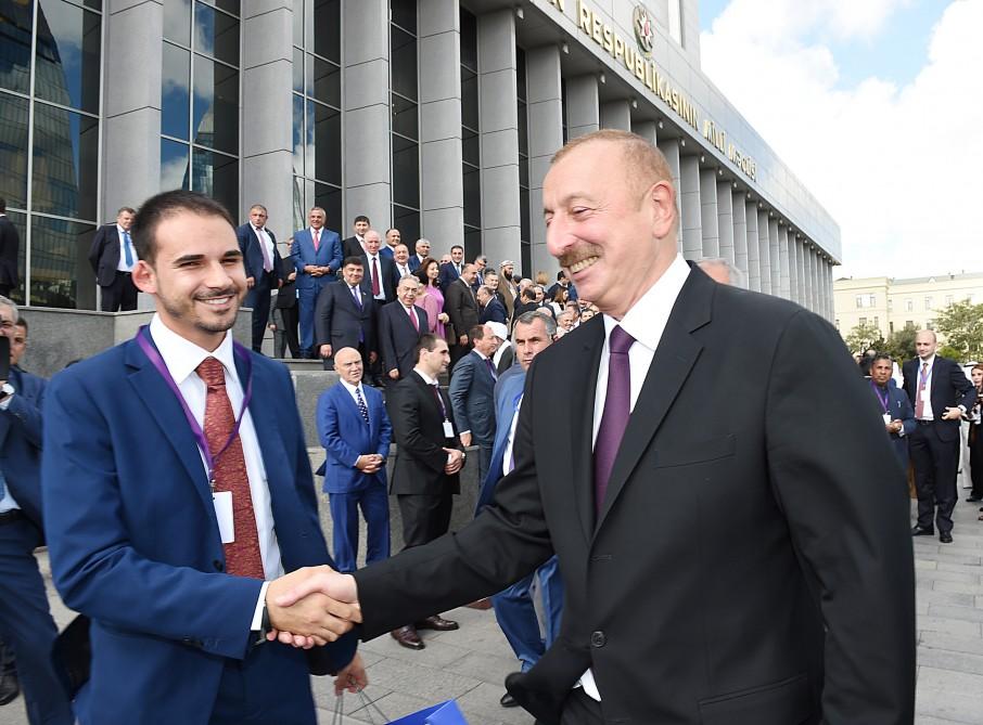 Prezident İlham Əliyev Milli Məclisdə Azərbaycan parlamentinin 100 illiyi münasibətilə təntənəli iclasda iştirak edib (YENİLƏNİB-4) (FOTO)