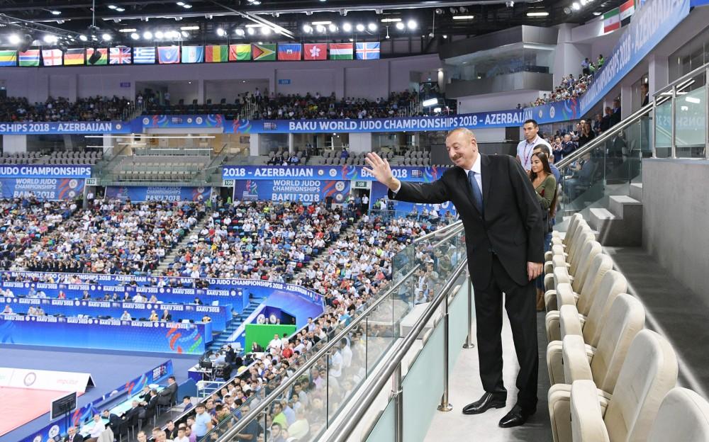 Prezident İlham Əliyev Bakıda keçirilən cüdo üzrə dünya çempionatında bürünc medal uğrunda qarşılaşmaya baxıb (YENİLƏNİB) (FOTO)