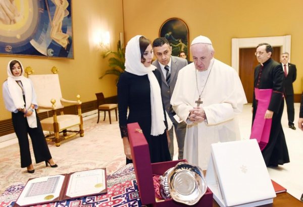 Azərbaycanın Birinci vitse-prezidenti Mehriban Əliyeva Roma Papası Fransisk ilə görüşüb (FOTO) (YENİLƏNİB)