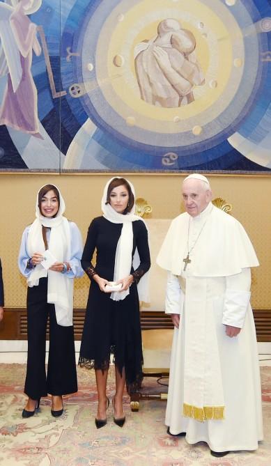 Azərbaycanın Birinci vitse-prezidenti Mehriban Əliyeva Roma Papası Fransisk ilə görüşüb (FOTO) (YENİLƏNİB)