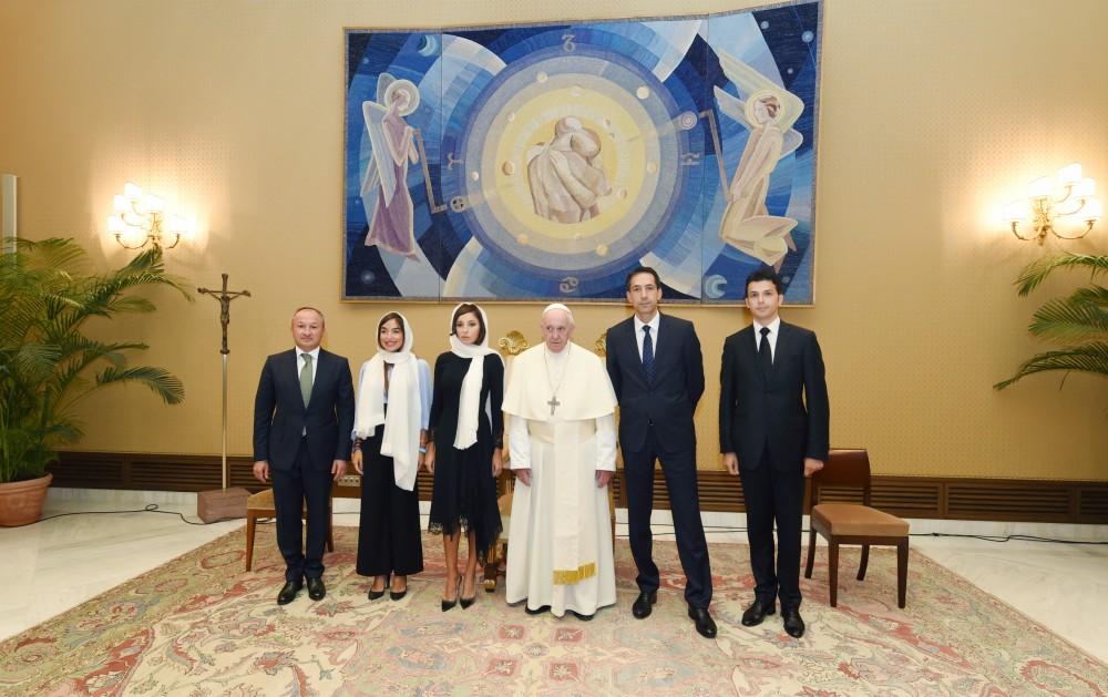 Azərbaycanın Birinci vitse-prezidenti Mehriban Əliyeva Roma Papası Fransisk ilə görüşüb (FOTO) (YENİLƏNİB)