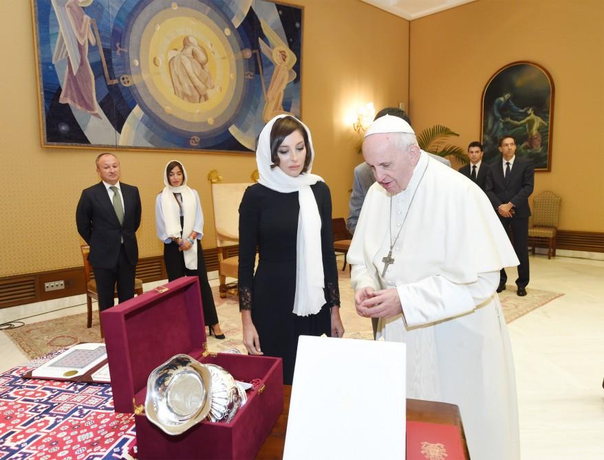 Azərbaycanın Birinci vitse-prezidenti Mehriban Əliyeva Roma Papası Fransisk ilə görüşüb (FOTO) (YENİLƏNİB)