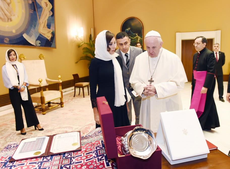 Azərbaycanın Birinci vitse-prezidenti Mehriban Əliyeva Roma Papası Fransisk ilə görüşüb (FOTO) (YENİLƏNİB)