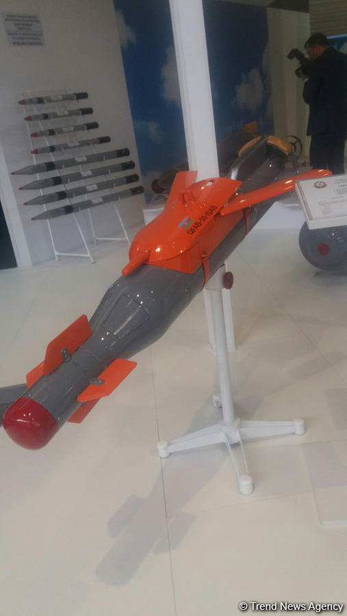 Azərbaycan istehsalı olan süzən aviasiya bombası nümayiş olunub (FOTO)