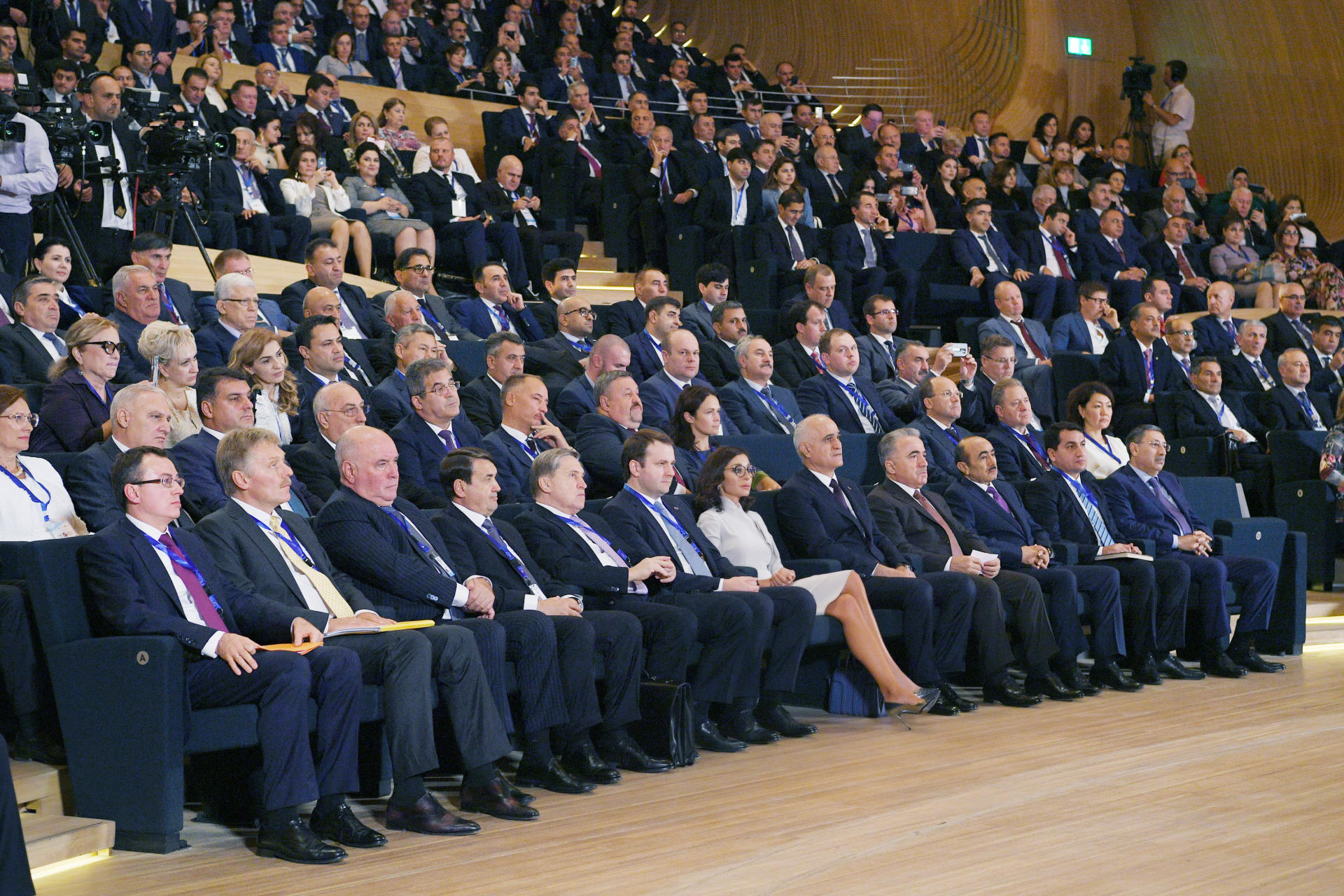 İlham Əliyev və Vladimir Putin Bakıda IX Azərbaycan-Rusiya Regionlararası Forumunun rəsmi açılış mərasimdə iştirak ediblər (FOTO) (YENİLƏNİB)