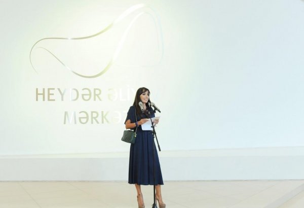Leyla Əliyeva Heydər Əliyev Mərkəzində Nəsimi – şeir, sənət və mənəviyyat Festivalı çərçivəsində sərgilərin açılışında iştirak edib (FOTO)
