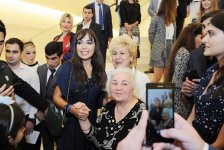 Leyla Əliyeva Heydər Əliyev Mərkəzində Nəsimi – şeir, sənət və mənəviyyat Festivalı çərçivəsində sərgilərin açılışında iştirak edib (FOTO)