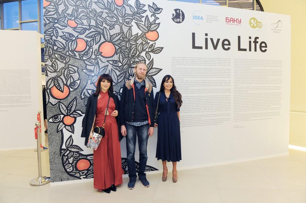Leyla Əliyeva Heydər Əliyev Mərkəzində Nəsimi – şeir, sənət və mənəviyyat Festivalı çərçivəsində sərgilərin açılışında iştirak edib (FOTO)