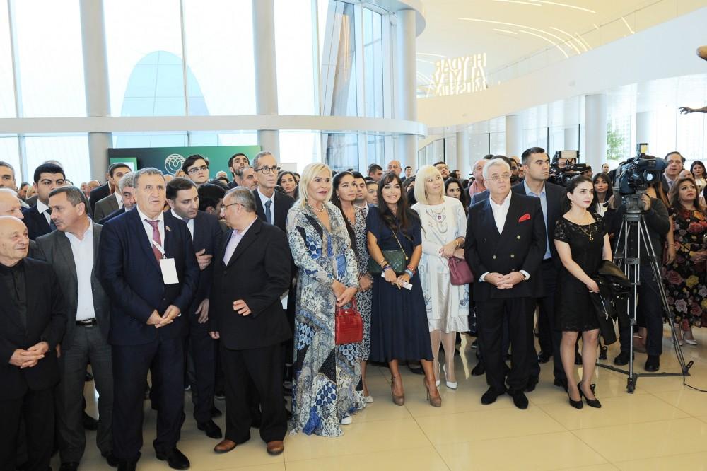Leyla Əliyeva Heydər Əliyev Mərkəzində Nəsimi – şeir, sənət və mənəviyyat Festivalı çərçivəsində sərgilərin açılışında iştirak edib (FOTO)