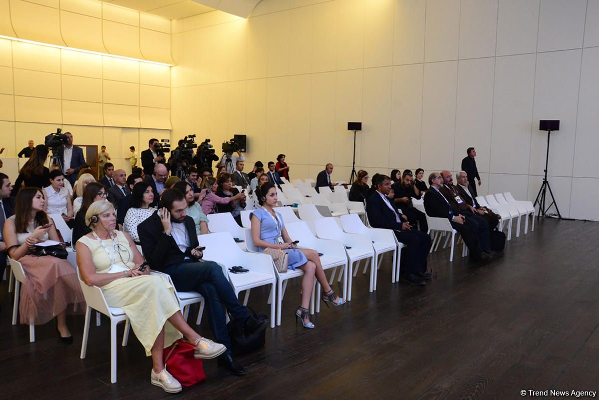 Heydər Əliyev Mərkəzində məşhur almaniyalı alim Mixael Hess “Nəsimi dühası müasir kontekstdə” mövzusunda mühazirə deyib (FOTO)