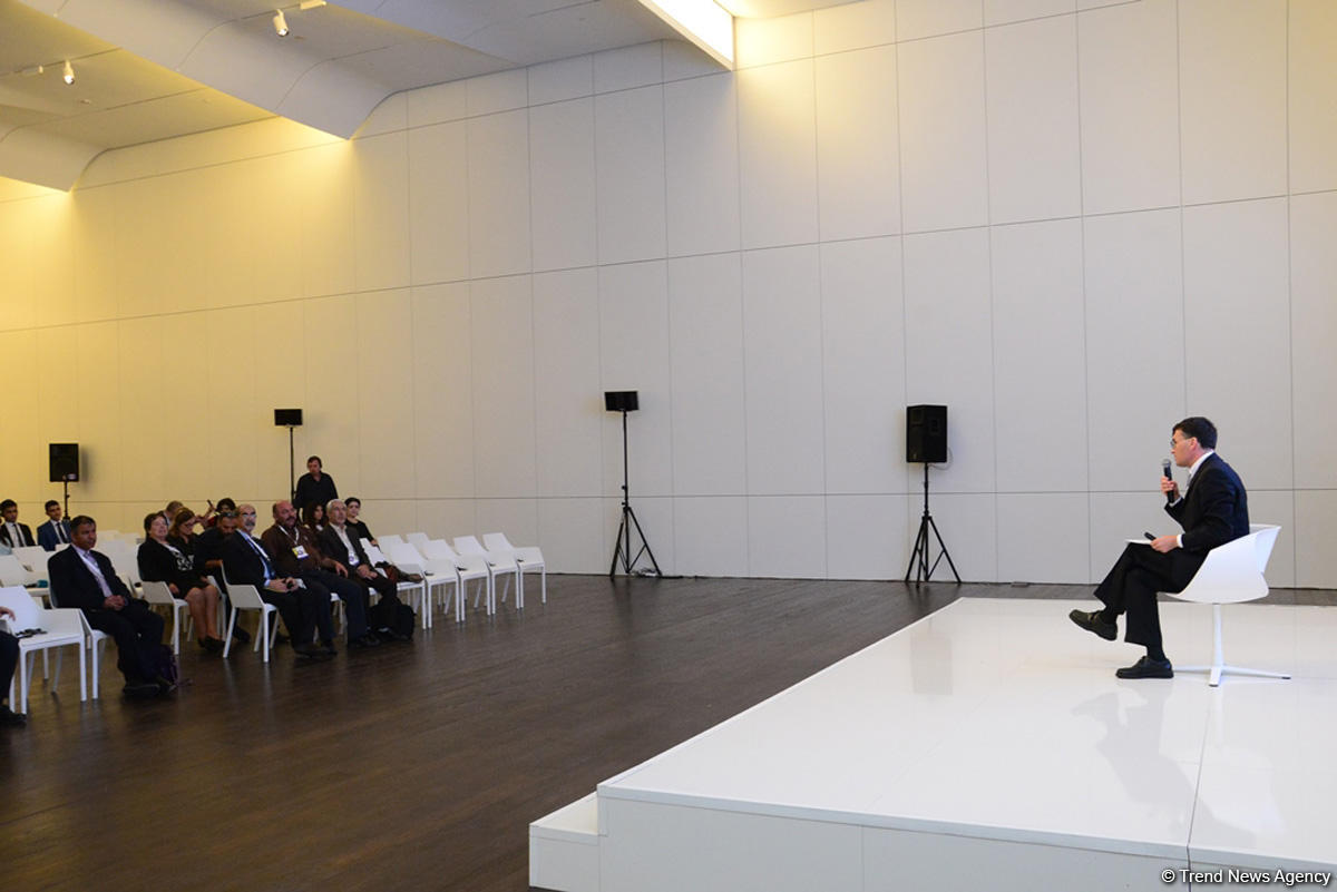 Heydər Əliyev Mərkəzində məşhur almaniyalı alim Mixael Hess “Nəsimi dühası müasir kontekstdə” mövzusunda mühazirə deyib (FOTO)