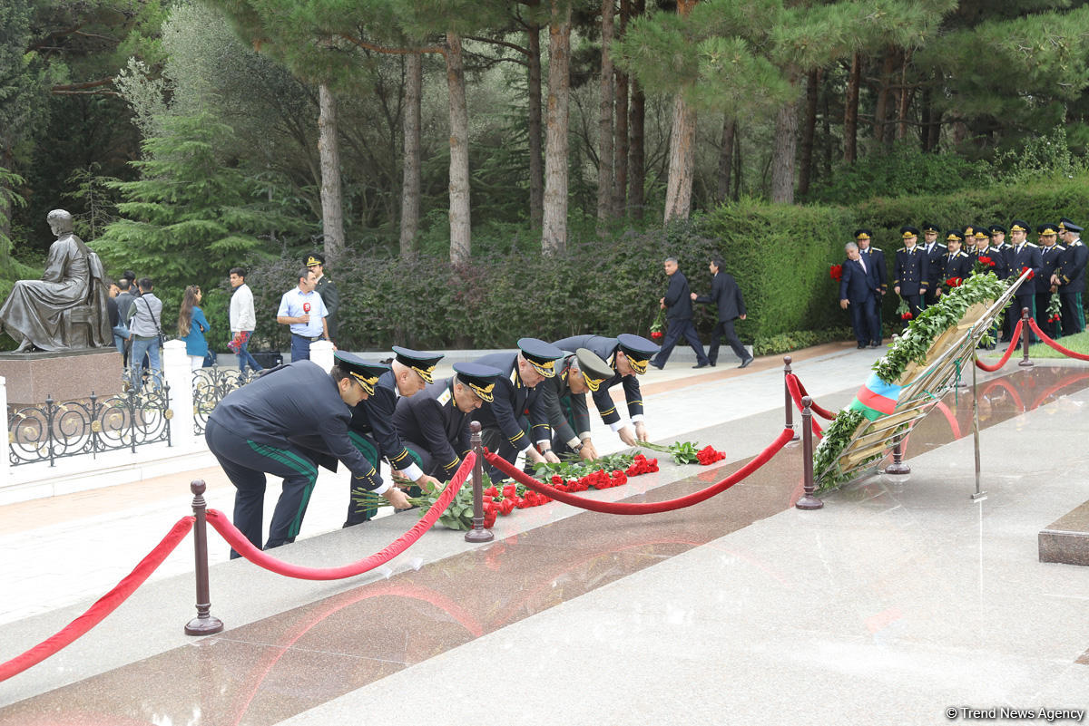 Prokurorluq orqanları əməkdaşları Fəxri xiyabanda ulu öndər Heydər Əliyevin xatirəsini yad ediblər (FOTO)