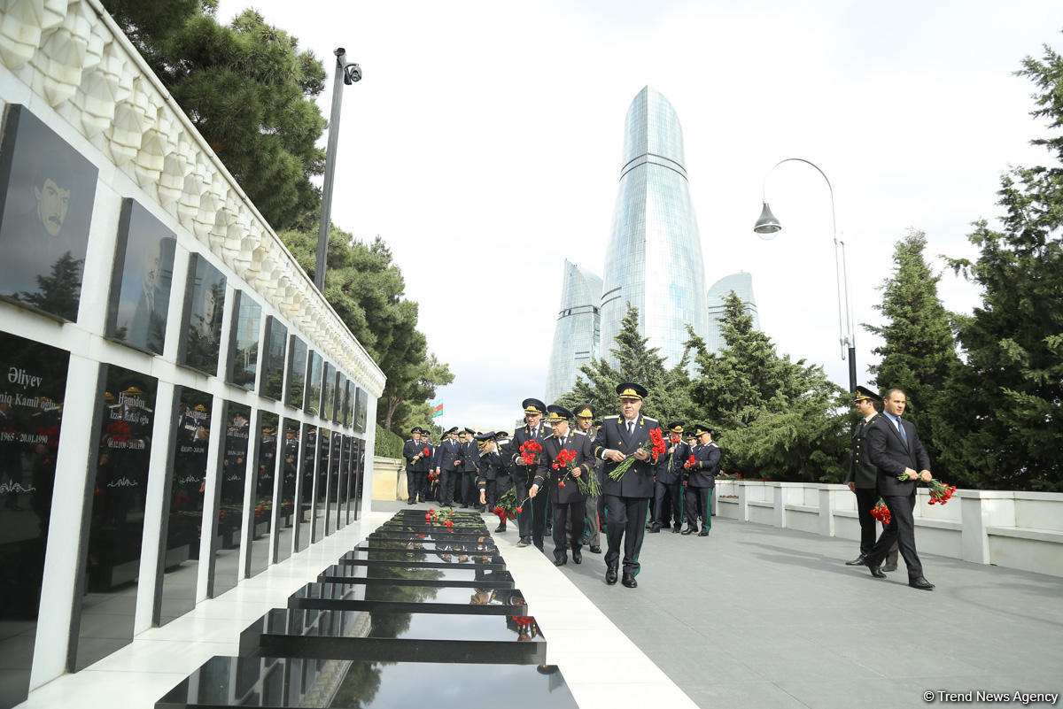 Prokurorluq orqanları əməkdaşları Fəxri xiyabanda ulu öndər Heydər Əliyevin xatirəsini yad ediblər (FOTO)