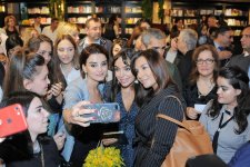 Nəsimi şeir məclisində Heydər Əliyev Fondunun vitse-prezidenti Leyla Əliyevanın “Spasibo” və “Molçaniye” kitablarının təqdimatı olub (FOTO)