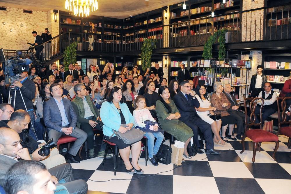 Nəsimi şeir məclisində Heydər Əliyev Fondunun vitse-prezidenti Leyla Əliyevanın “Spasibo” və “Molçaniye” kitablarının təqdimatı olub (FOTO)