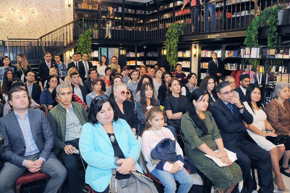 Nəsimi şeir məclisində Heydər Əliyev Fondunun vitse-prezidenti Leyla Əliyevanın “Spasibo” və “Molçaniye” kitablarının təqdimatı olub (FOTO)