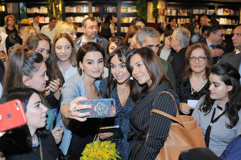 Nəsimi şeir məclisində Heydər Əliyev Fondunun vitse-prezidenti Leyla Əliyevanın “Spasibo” və “Molçaniye” kitablarının təqdimatı olub (FOTO)