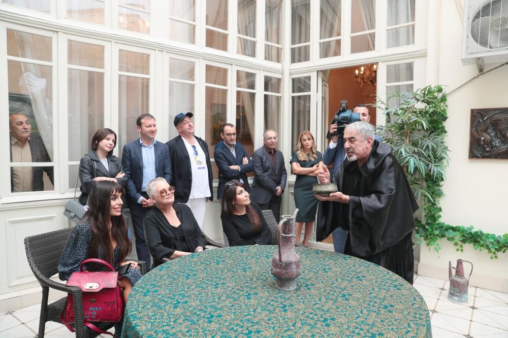 Leyla Əliyeva Maqsud İbrahimbəyov Yaradıcılıq Mərkəzində “İmmolatio” tamaşasının premyerasına baxıb (FOTO)
