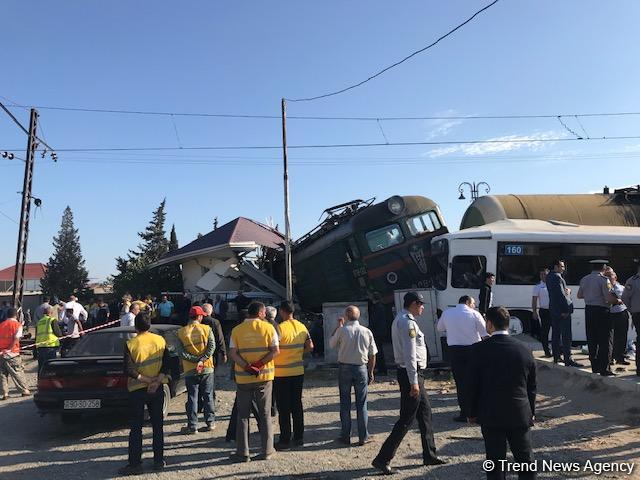 ADY qəzanın səbəbini açıqladı: Avtobus qadağalara məhəl qoymadan qatar yoluna çıxıb (FOTO/VİDEO)