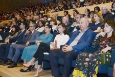 Birinci vitse-prezident Mehriban Əliyeva Heydər Əliyev Mərkəzində “Turetski xoru” qrupunun konsertini izləyib (FOTO)