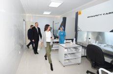 Prezident İlham Əliyev və xanımı Mehriban Əliyeva Qubada Meyvəçilik və Çayçılıq Elmi-Tədqiqat İnstitutunun tingçilik müəssisəsi ilə tanış olublar (YENİLƏNİB) (FOTO)