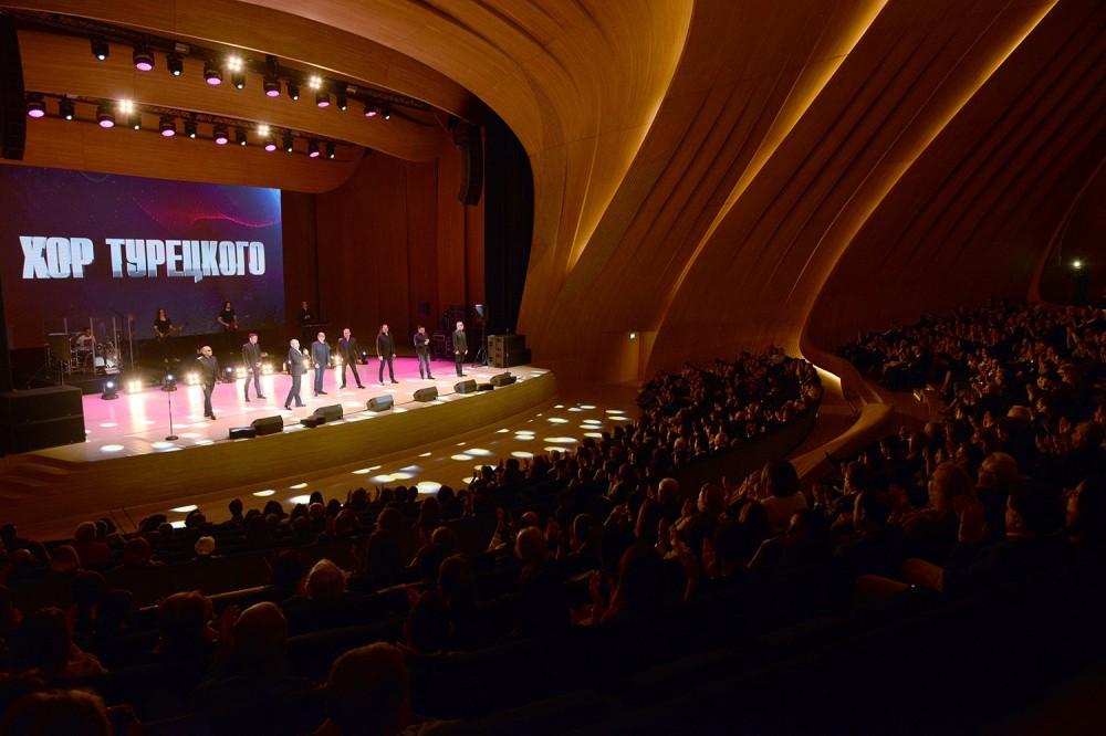 Birinci vitse-prezident Mehriban Əliyeva Heydər Əliyev Mərkəzində “Turetski xoru” qrupunun konsertini izləyib (FOTO)