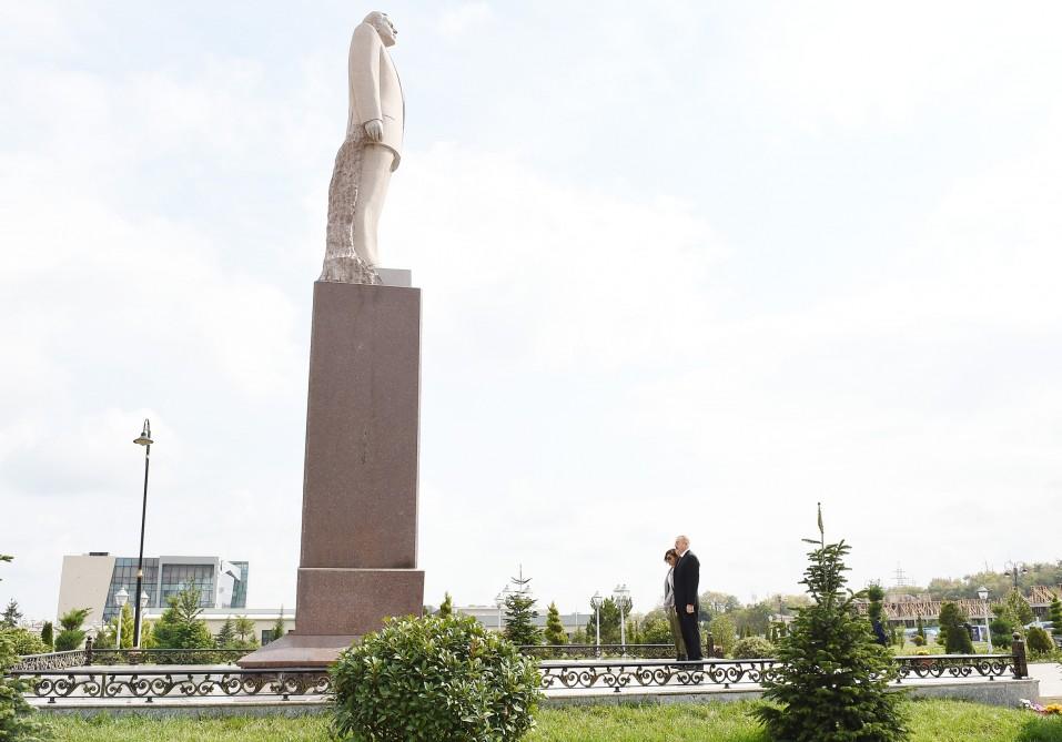 Prezident İlham Əliyev və birinci xanım Mehriban Əliyeva Qubada ulu öndər Heydər Əliyevin abidəsini ziyarət ediblər