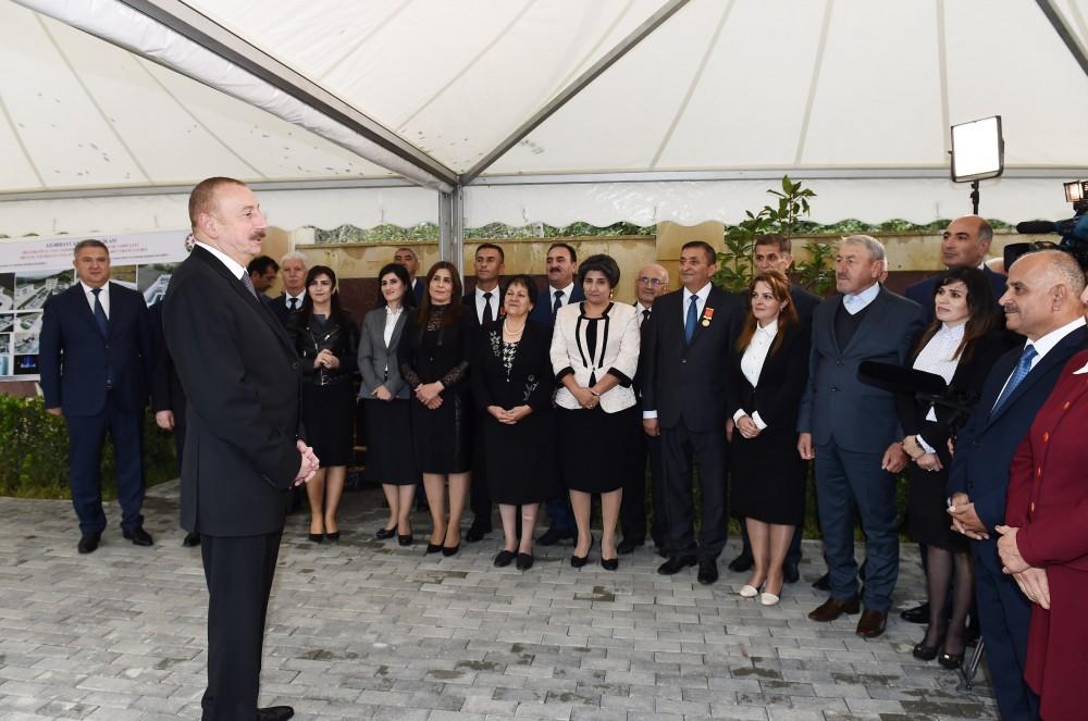 Prezident İlham Əliyev “Lerik şəhərinin içməli su təchizatı sisteminin yenidən qurulması və ilk dəfə olaraq kanalizasiya şəbəkəsinin yaradılması” layihəsinin icrasının yekunlaşması münasibətilə keçirilən mərasimdə iştirak edib (FOTO) (YENİLƏNİB)
