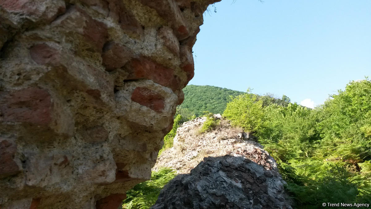 İnsanların "sırt çevirdiyi" Sirt qalası (FOTO)