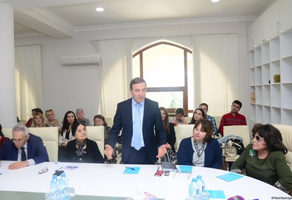 Xanəndə: Qeyri-peşəkarlar aparıcılıq edirlər, dillərində qüsurlar var (FOTO) (YENİLƏNİB)